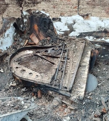 Із-під завалів знищеного росіянами музею у Львові дістали фортепіано Шухевича