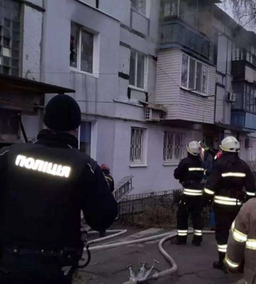 У Дніпрі врятували двох людей з палаючої квартири