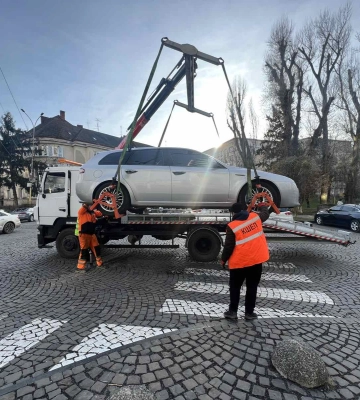 В Ужгороді евакуатор забиратиме на штрафмайданчик авто, припарковані з грубим порушенням ПДР
