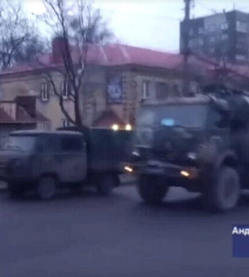 Через Мариуполь РФ перебрасывает военную технику: Андрющенко рассказал, куда ее везут (видео)
