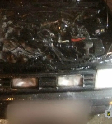 Поліцейські допомогли водієві загасити палаючий автомобіль на Одещині