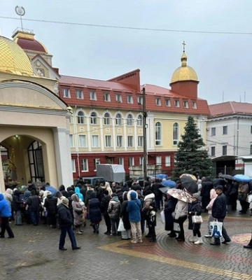 Довжелезна черга: у соборі Святої Трійці в Луцьку освячують воду на Водохреще 