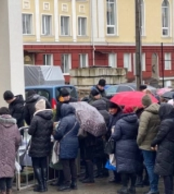 У центрі Луцька – черги за свяченою водою