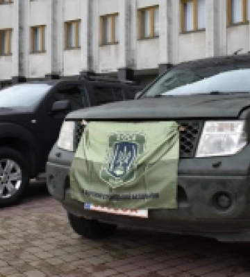 Волинським військовим передали два автомобілі на фронт