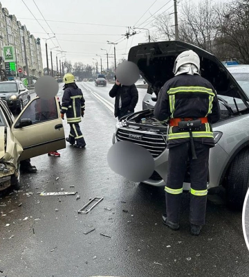 На Галицькій у Франківську зітнулися автівки – людину затиснуло в машині
