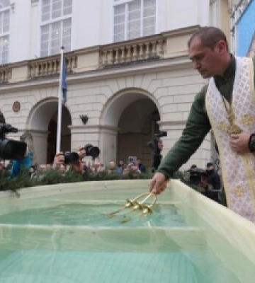 Богоявлення у Львові: на пл. Ринок військові капелани освятили воду і помолились за захисників (ФОТО)