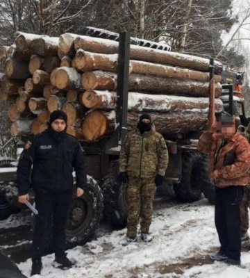 На Рівненщині вантажівка перевозила більше 10 кубометрів деревини без документів