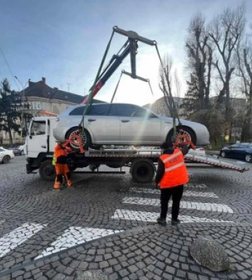 Автівки, припарковані на вулицях Ужгорода з грубим порушенням ПДР, забиратиме евакуатор!