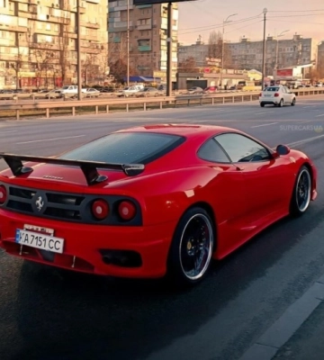 У Києві помітили рідкісний суперкар Ferrari 2000-х із яскравим тюнінгом (Фото)