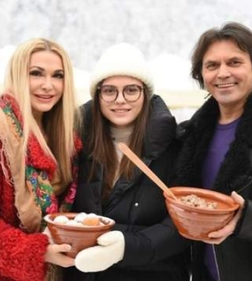 Ольга Сумська зачарувала сімейними фото з Карпат: рідкісні кадри з донькою та чоловіком