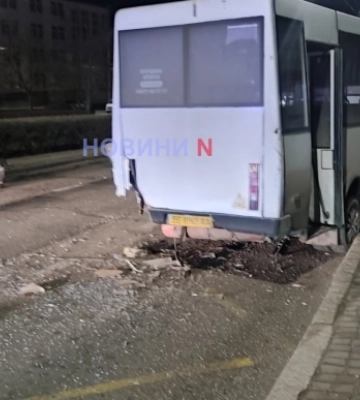 У центрі міста автомобіль на великій швидкості врізався у маршрутку