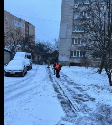 На боротьбу зі снігом на вулиці Львова вийшло понад 1500 двірників