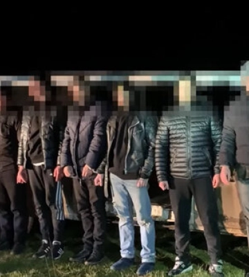 Задержаны 10 мужчин, которые планировали переплыть на лодке Днестр, чтобы нелегально попасть в Молдову, - Госпогранслужба