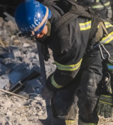У Покровському районі на Донеччині з-під завалів на місці російського обстрілу дістали тіло дитини