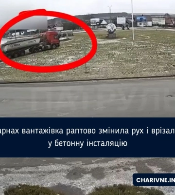 У Сарнах вантажівка раптово змінила рух і врізалася у бетонну інсталяцію