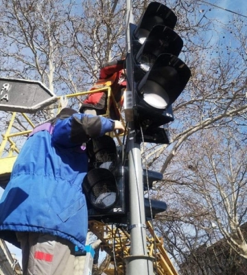 В Одесі комунальники наносять розмітку та встановлюють дорожні знаки