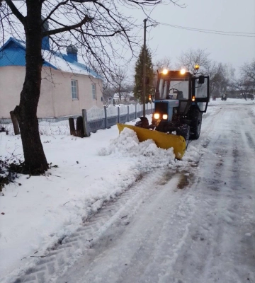 На Рівненщині на дорогах держзначення працює снігоочисна техніка