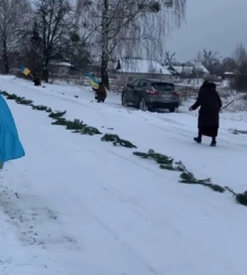 До сліз: на Волині мама полеглого Героя востаннє зустрічає сина (відео)