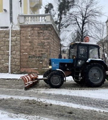 На боротьбу зі снігом на вулиці Львова вийшло понад 1500 двірників