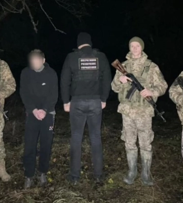 На Закарпатті прикордонники затримали іноземця за підозрою у переправленні чоловіків до Словаччини