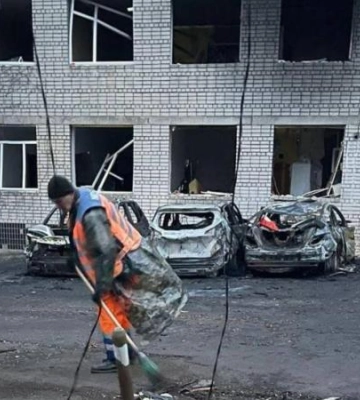 Розчистили прилеглу територію та вивезли уламки: у Дніпрі комунальники ліквідували наслідки збиття ворожого безпілотника