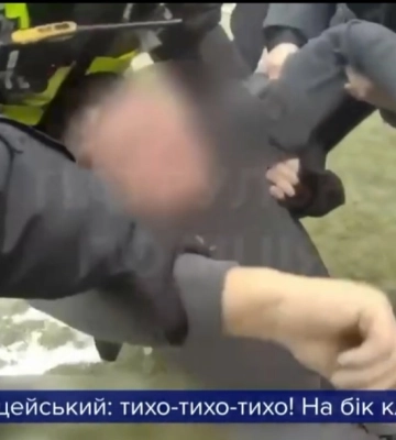 У Сарнах вантажівка раптово змінила рух і врізалася у бетонну інсталяцію