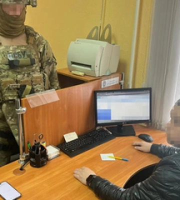Полтавська прокуратура просила арештувати вилучені у кременчуцького податківця 17 тисяч доларів