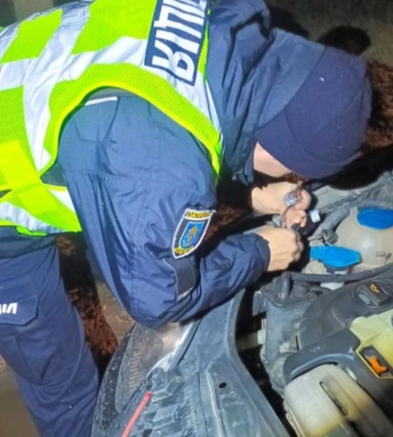 Потрапив у халепу: на Рівненщині патрульні допомогли водію баскетбольної команди