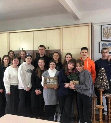 На Рівненщині школярі передали допомогу для воїнів земляків