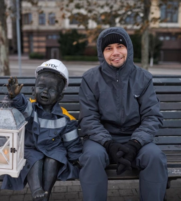 Мініатюрні скульптури засновників Києва до Різдва вбрали в костюми янголів