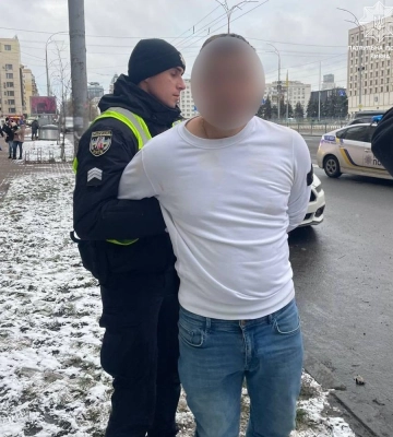 У столиці чоловік влаштував стрілянину на проїжджій частині