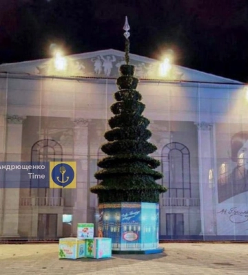 У Маріуполі біля розбомбленого драмтеатру окупанти встановили ялинку
