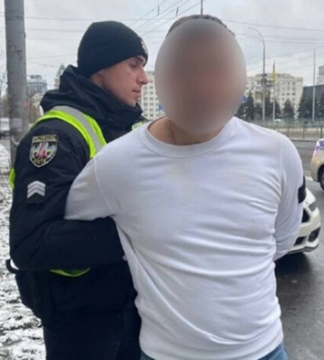 У Києвіі чоловік влаштував стрілянину на проїжджій частині
