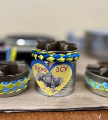 На канікулах пів сотні вчителів луцької гімназії виготовляли окопні свічки