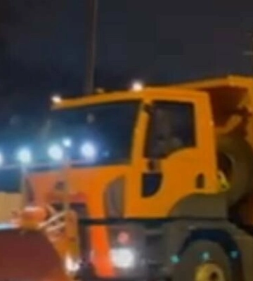 Крижаний дощ зі снігом у Дніпрі: на дорогах працює спецтехніка