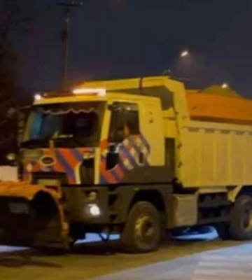 Крижаний дощ зі снігом у Дніпрі: комунальники вже виїхали на дороги міста та прохають не заважати їхній роботі