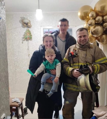 Харківським рятувальникам довелося лізти через вікно у квартиру, де перебувала маленька дитина