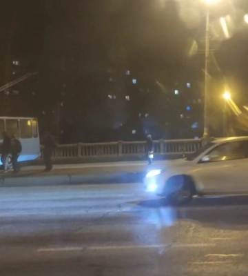 У Дніпрі на Слобожанському проспекті тролейбус розвернуло на слизькій дорозі: рух ускладнено