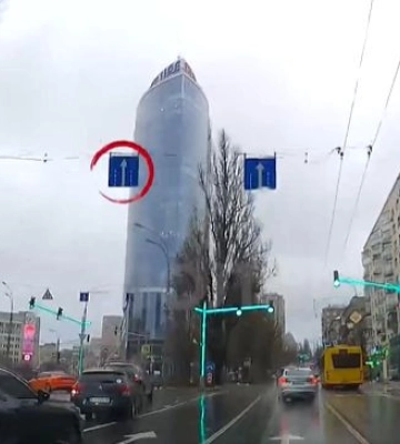 Мгновенное наказание за нарушение ПДД: в Киеве оштрафовали водителя Lexus, видео