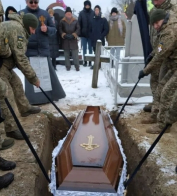 Матір бігла назустріч своєму сину: на Волині поховали Героя Олександра Гапонюка. Фото