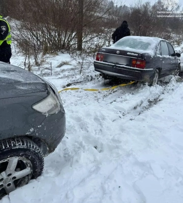 Негода на Тернопільщині: патрульні визволили водійку зі снігової пастки (ФОТО)