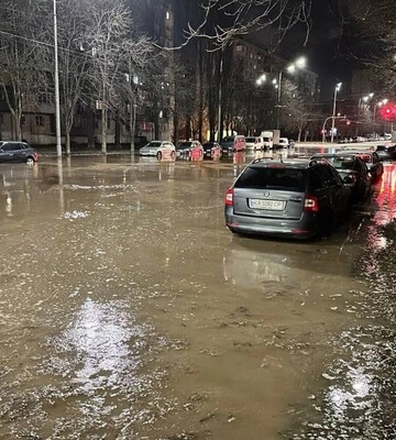 В Киеве прорвало канализацию, Борщаговку залило нечистотами, которые могут превратиться в вонючий каток