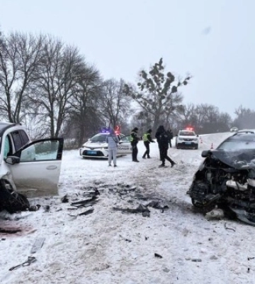 На Рівненщині зіткнулися Mitsubishi та Mercedes - травмовані троє дорослих і двоє дітей