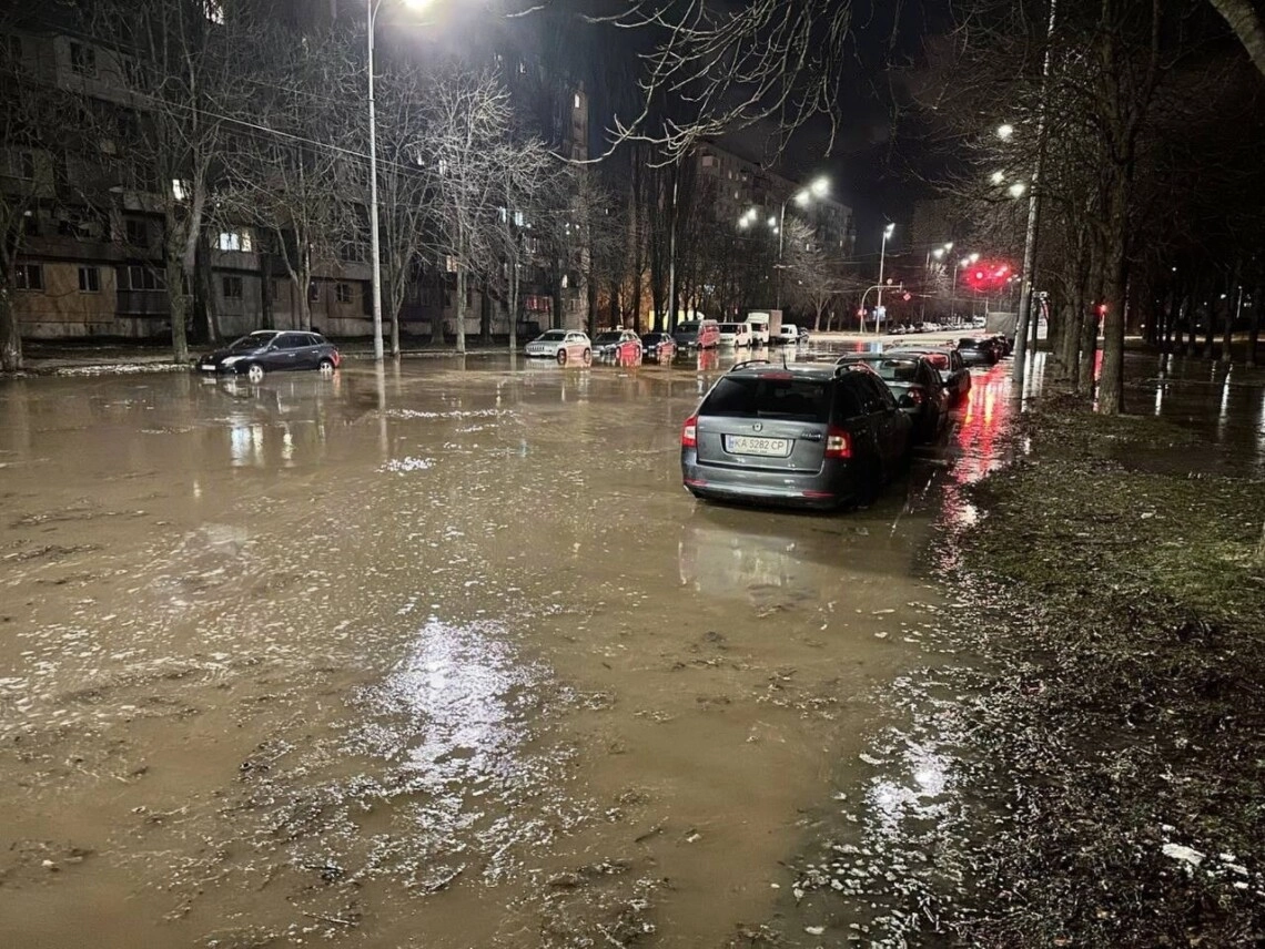 В Киеве прорвало канализацию, затопило улицу - Региональные новости