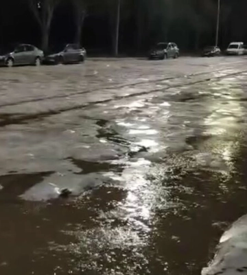 В одном из районов Киева прорвало водопровод и затопило улицу