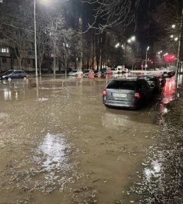 В Киеве прорвало водопровод: КГГА опровергает информацию об утечке нечистот (видео)