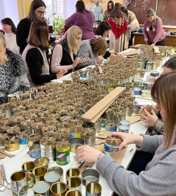Вчителі луцької гімназії за канікули виготовили для військових 500 окопних свічок