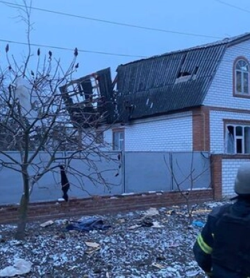 Удари по Харківщині: з-під завалів у Змієві дістали двох чоловіків, у лікарні помер один із поранених внаслідок обстрілу Харкова 2 січня. ФОТО