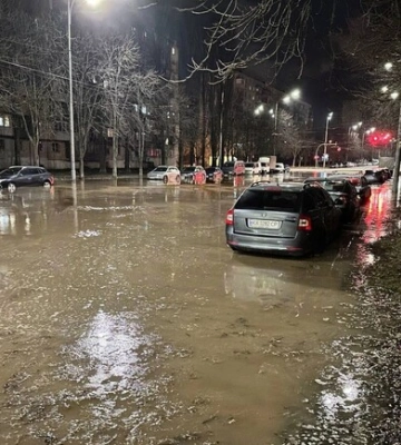 В Киеве прорвало водопровод и затопило улицу: видео