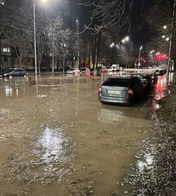 В одном из районов Киева прорвало водопровод и затопило улицу
